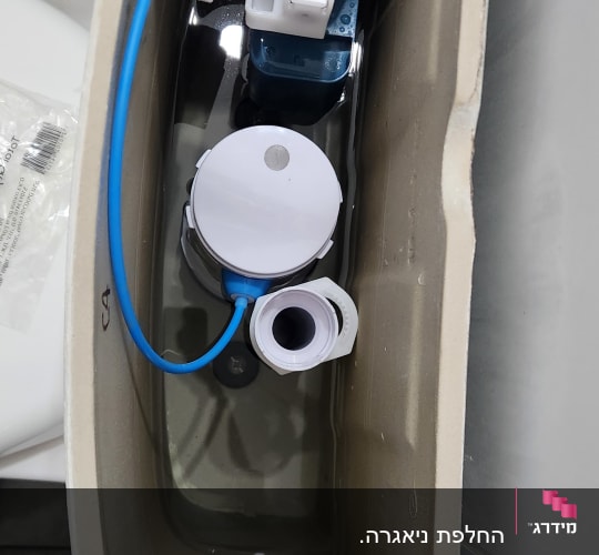 מיכל הדחה עם מנגנון פלסטיק וצינור כחול